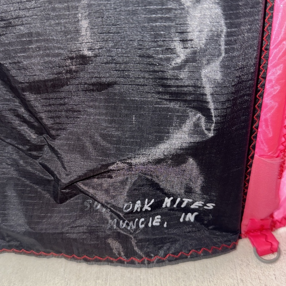 Classic pink and black delta conyne kite - Picture 2 of 11